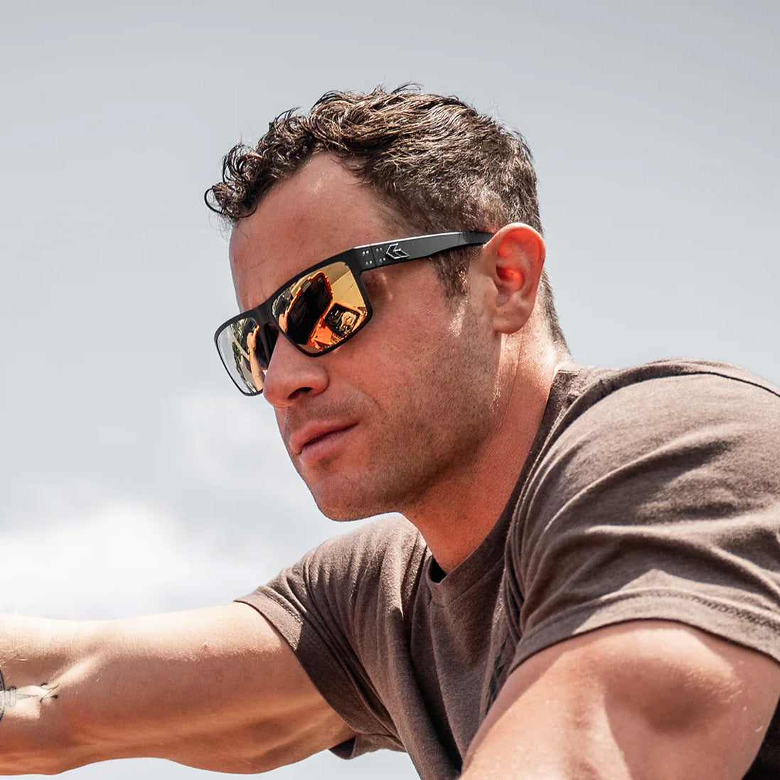 Rig Black / Gold Mirror Polarized Sunglasses